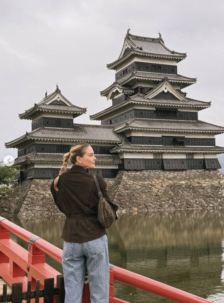 Castello di Matsumoto visto dal ponte rosso