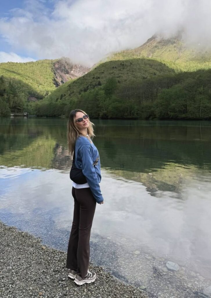 Il lago di Kamikōchi tra le montagne