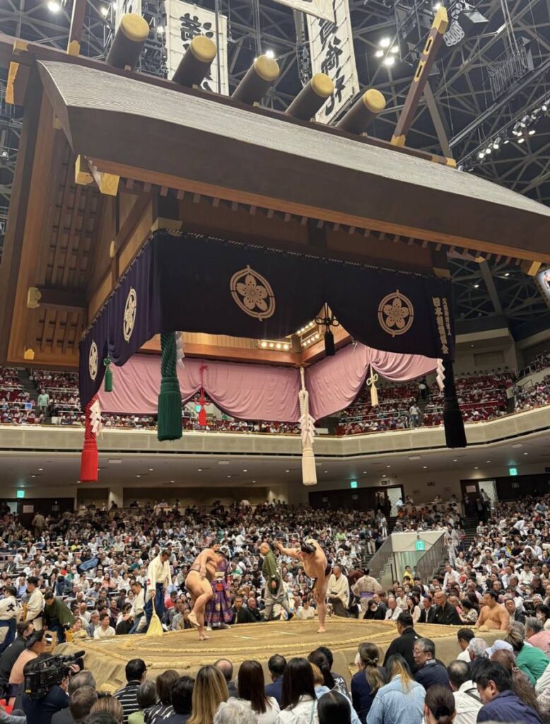 Un incontro di sumo al Ryōgoku Kokugikan di Tokyo