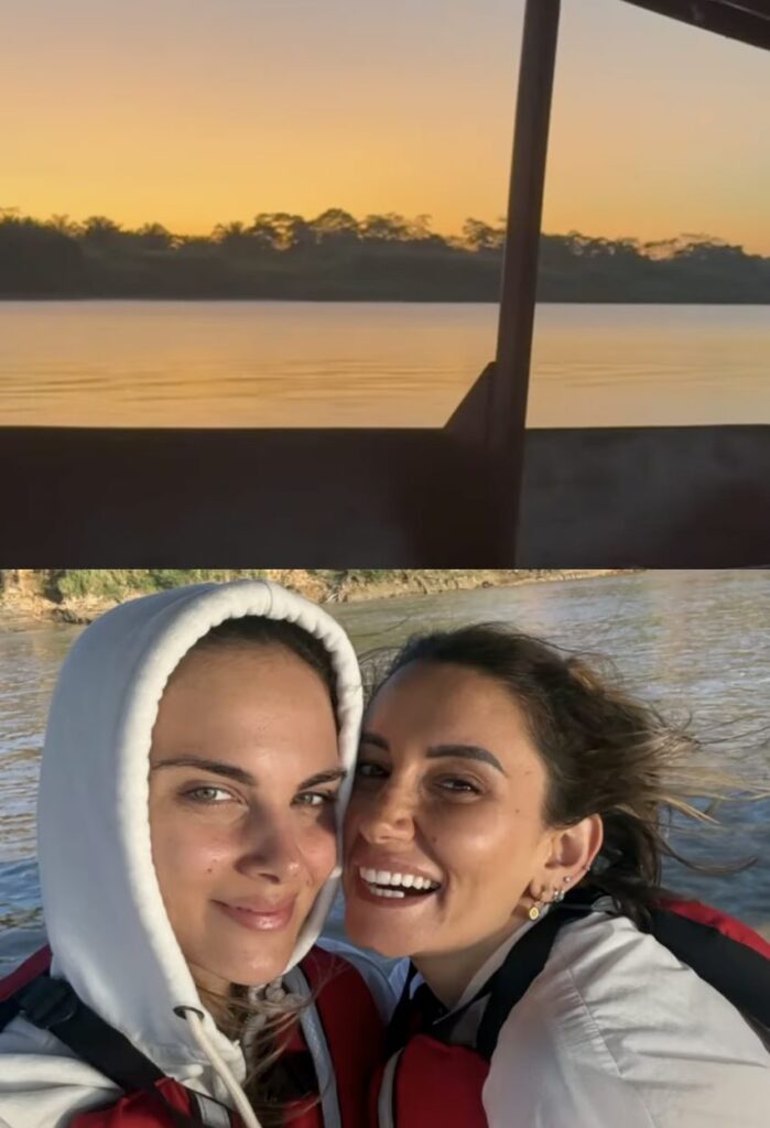 In barca sul fiume al tramonto in Amazzonia