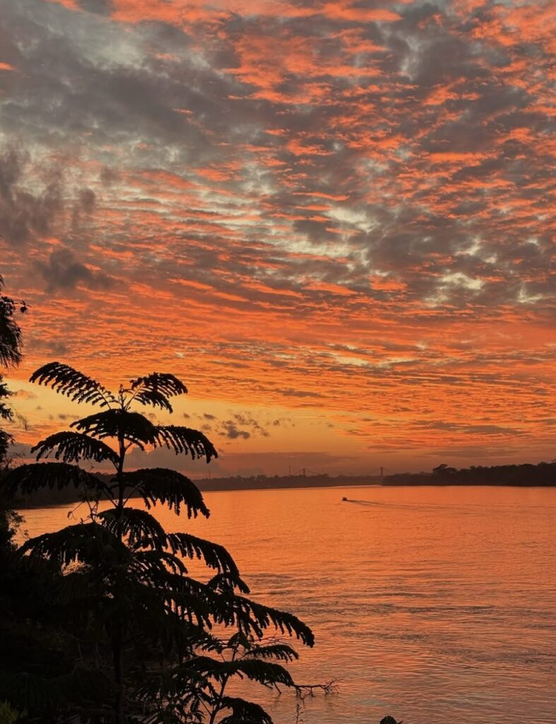 Tramonto sul fiume in Amazzonia