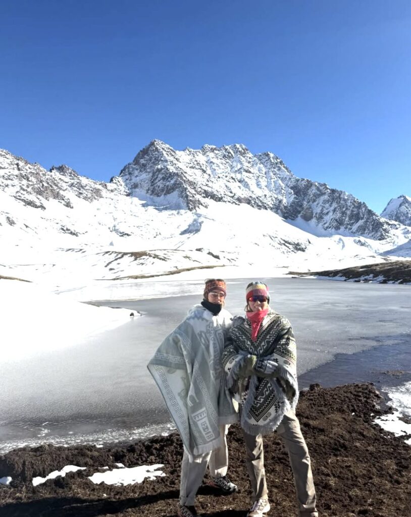 Miriam e Rita davanti a una laguna ghiacciata sulle Ande