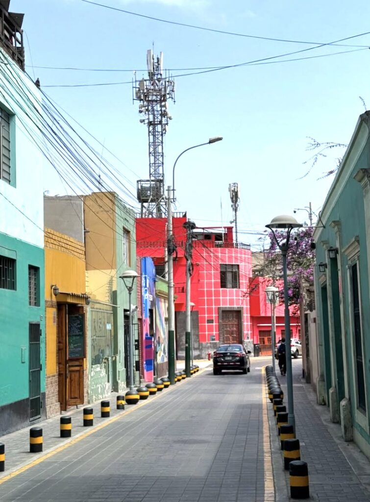 Una via colorata di Barranco a Lima