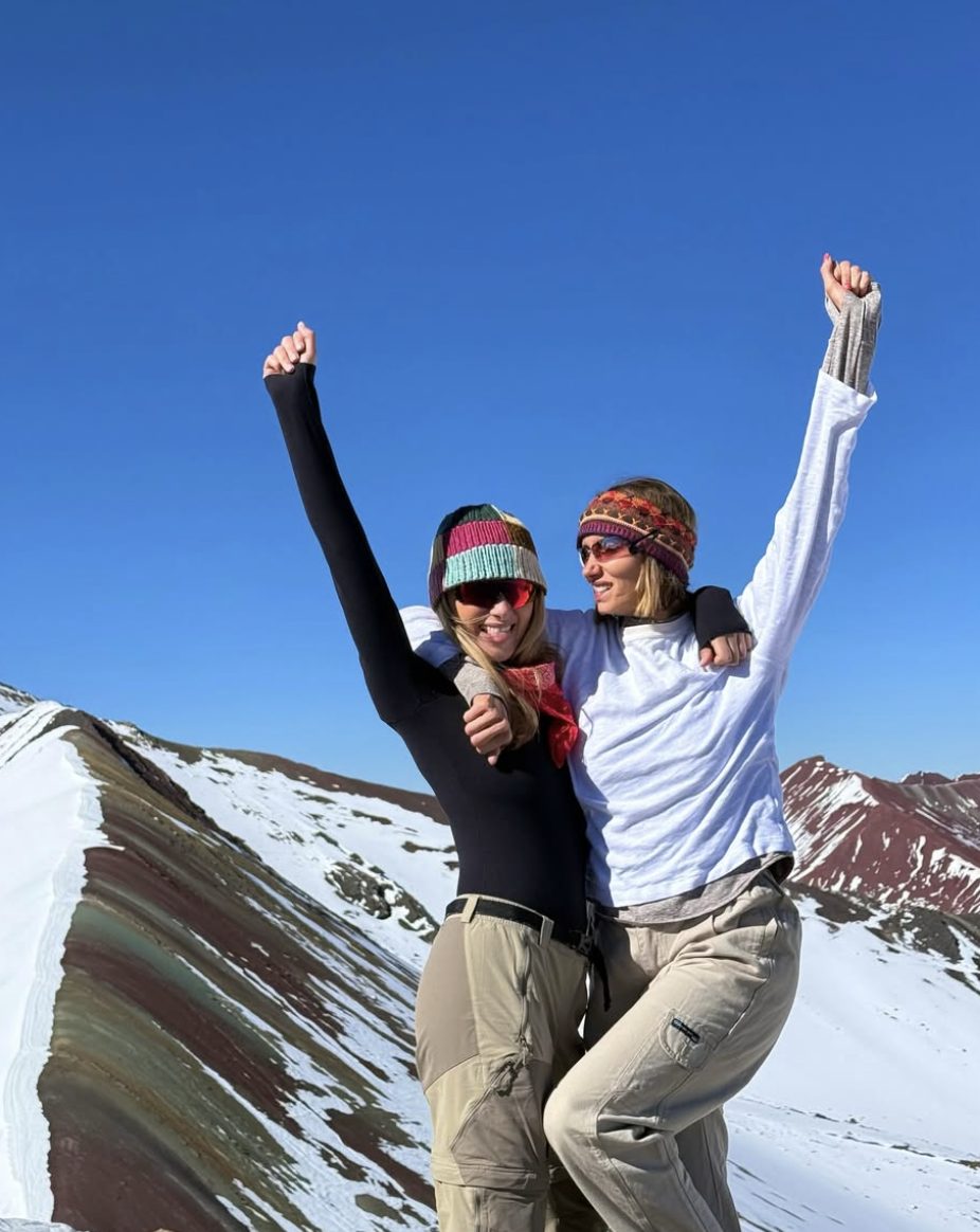 Miriam e Rita a braccia alzate sulla Montagna Arcobaleno